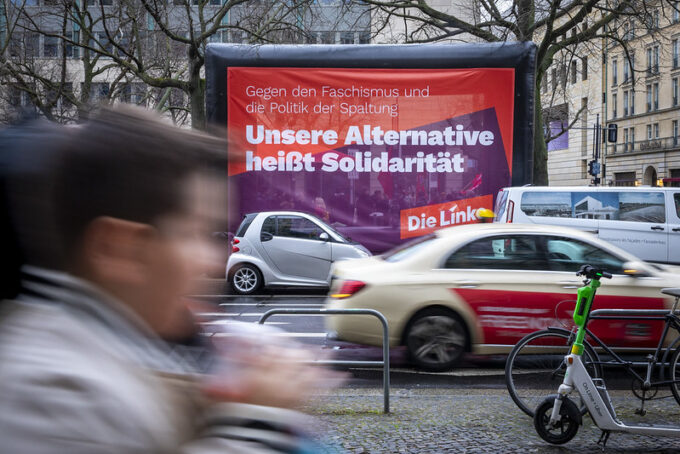 Linke-Plakat: Gegen den Faschismus und die Politik der Spaltung Unsere Alternative heißt Solidarität